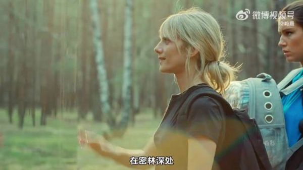 “女人为躲避仇家，在森林里建造了一间隐形庇护所…”