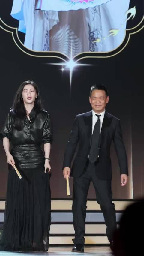 陈丽君和孙浩老师的舞扇组合，一个潇洒、一个妩媚，太经典了！