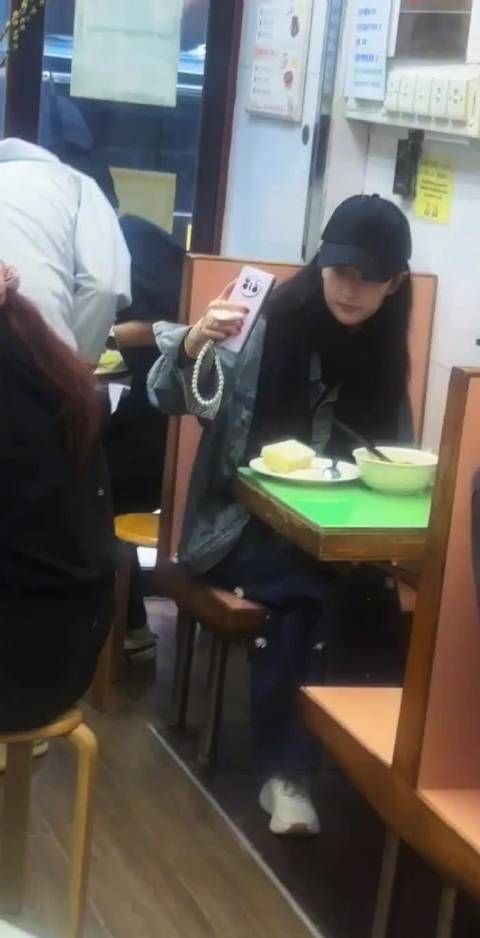 网友香港茶餐厅偶遇素颜刘亦菲
