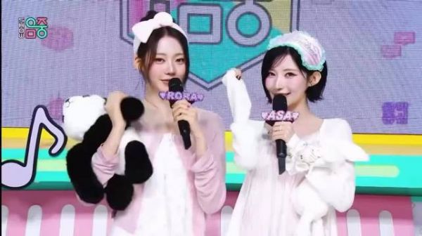 音中特别MC RORA&ASA跳了一小段BLACKPINK的玩火