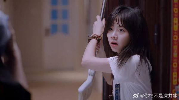 女室友遭歹徒锁喉尖尖持拖把解救发现是小哥