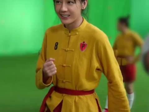 迪丽热巴路演以清纯造型亮相，穿黑色无袖T恤与粉丝互动
