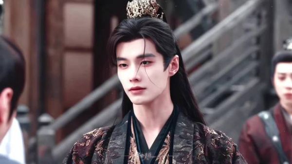 何与新剧演绎双面萧华雍，柔冷切换自如