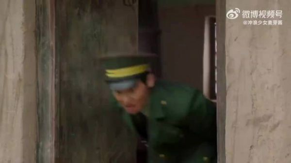 一家子起来不叫他，整整齐齐等着他睡过头，然后拦着不让走