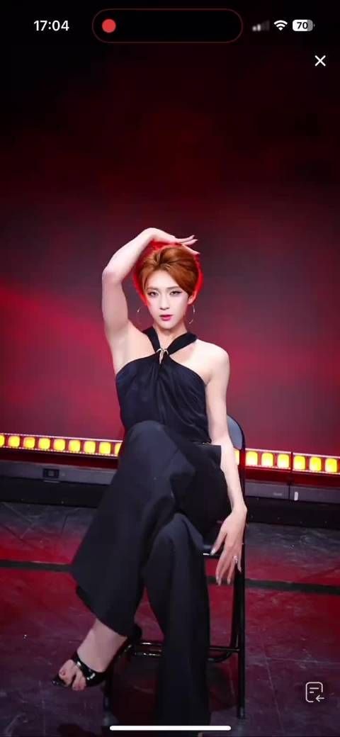 小澈这是正式复出了吗？完全看不出是男生！纸质报告好像也没看到吧