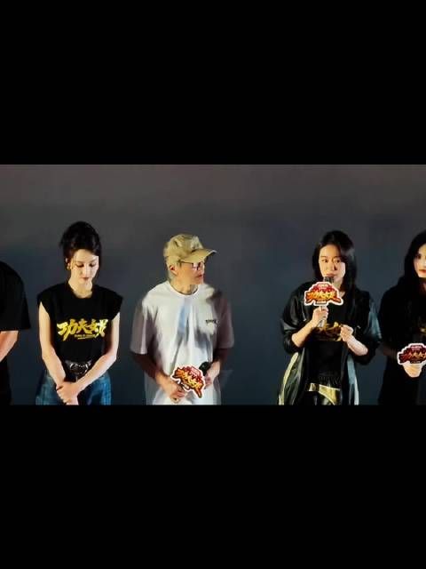 迪丽热巴张小斐亮相功夫女足路演