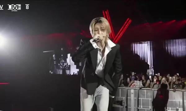 徐明浩音乐节目获赠黄玫瑰，与粉丝双向奔赴