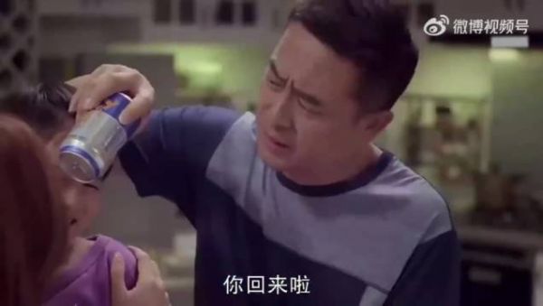 前妻晚上去前夫家，没想到看到年轻姑娘问是谁，前夫：我媳妇！