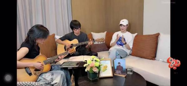 李宇春直播与粉丝互动，天气不佳改用线上相聚