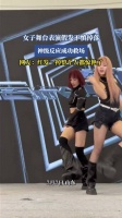 女子舞台表演假发掉落临场反应获赞