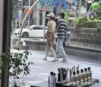 许嵩牵手冯禧逛街，40岁背影仍如大学生，冯禧高挑气质出众
