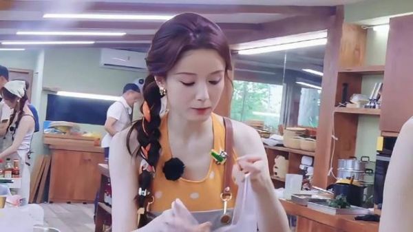 贡菜成品报废引争议，责任归属张雅琪引讨论
