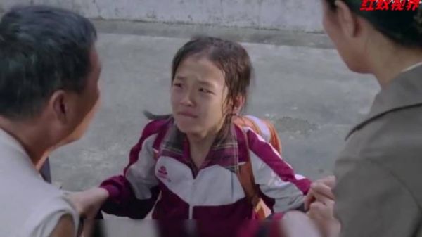 女儿为瘫痪父亲试针,胳膊扎满针眼引泪崩