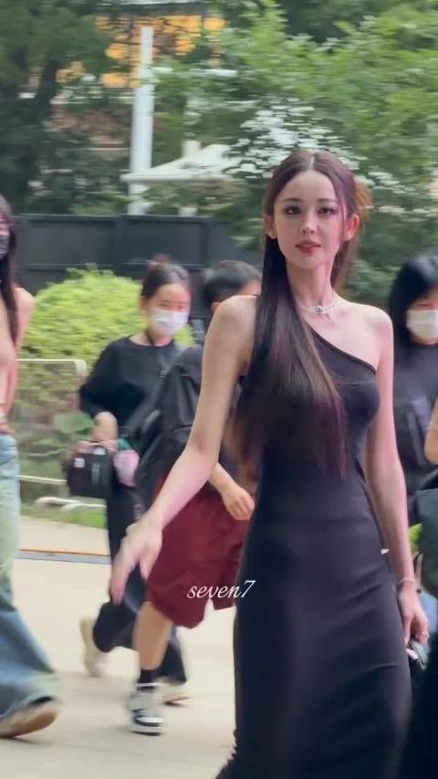 娜扎今日活动路透： SMFK颜值稳定输出