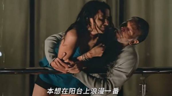 富豪带女伴回家遭遇意外事件