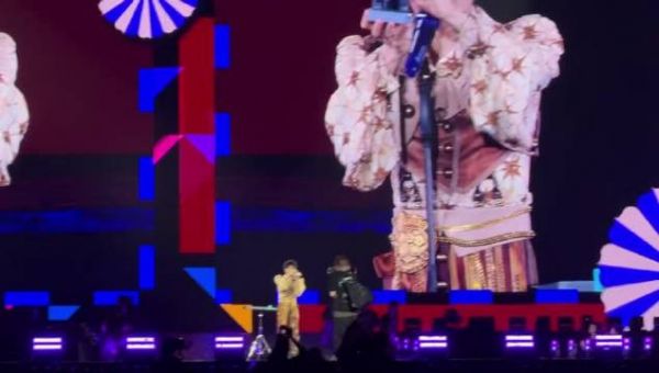 周深舞台摔倒后报平安，叮嘱粉丝注意安全