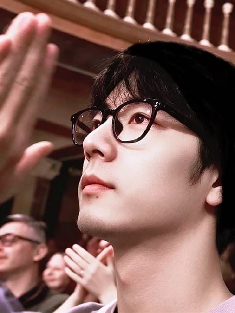 演员与导演探讨剧情，精雕表演注重观众观感