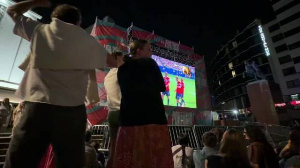 挪威踢得好不好另说 维京球迷是真欢乐 右下角那个英格兰小哥被围得太郁闷了
