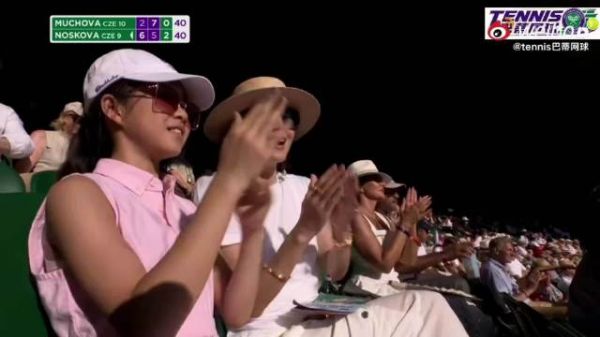 章子怡携儿女观战温网