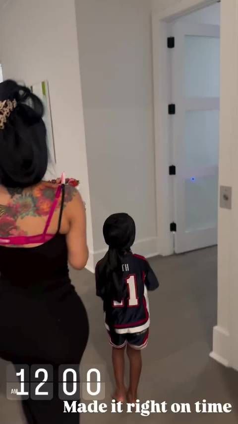 卡女仆Cardi B极速从巴黎时装周闪现回家给烤女王Kulture庆祝八岁生日