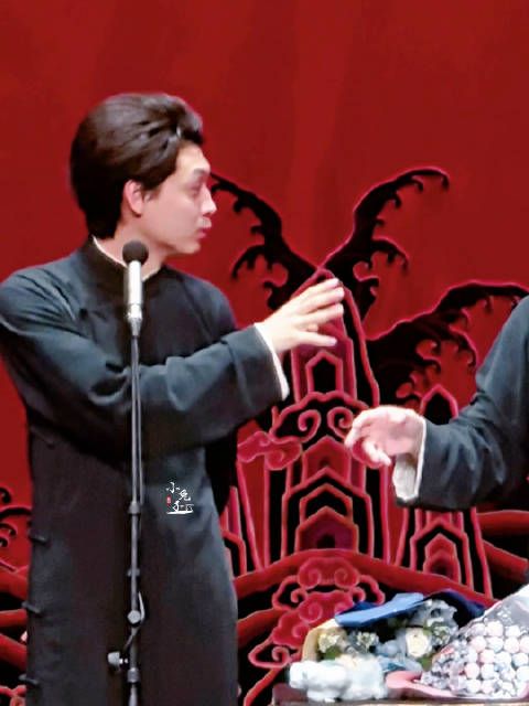 秦霄贤上海德云社午场低音炮说英文引观众惊叹