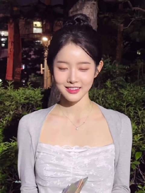 朴莳恩音乐剧西便制谢幕，饭拍下班路曝光