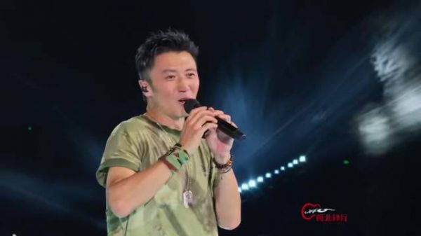 谢霆锋河南演唱会遇热情观众,舞台反应引关注