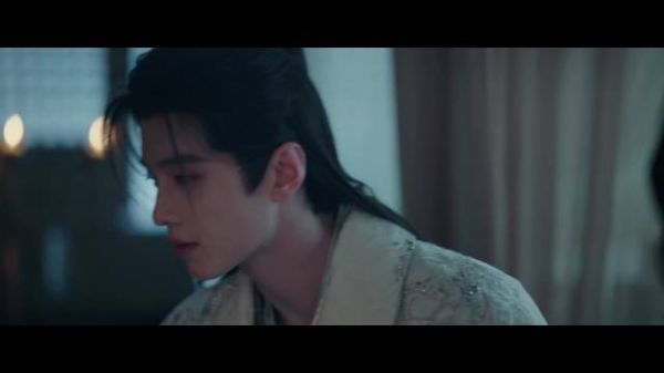 何与饰演男版曼娘柔弱形象引热议