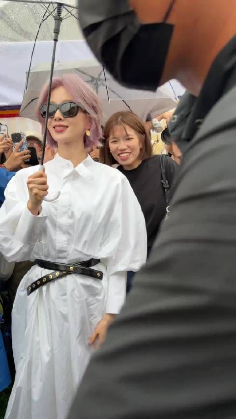 刘诗诗粉紫短发亮相山野,演绎东方诗意美