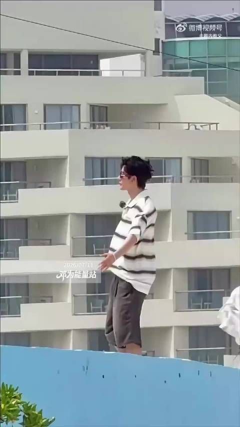 邓为坎昆海边穿条纹POLO衫随海风飘逸