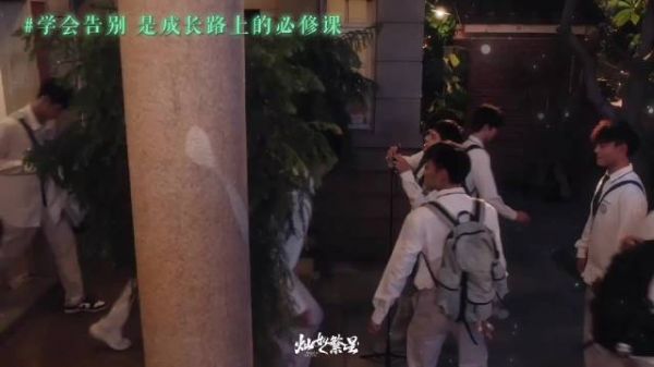 灿如繁星靠细节出彩，队长系鞋带全队陪跑打动观众