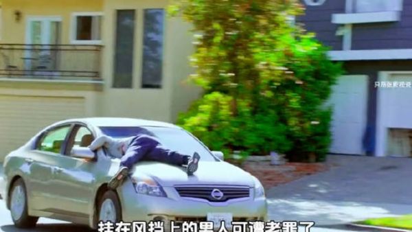 奇葩女人开车撞到人，任他在挡风玻璃里面倒插着