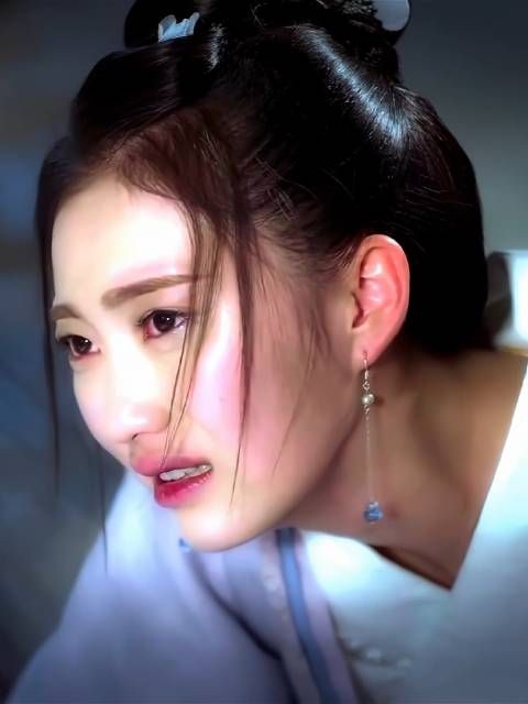 “这浩瀚深宫之中,竟是我素来厌烦的她伸出了援手”