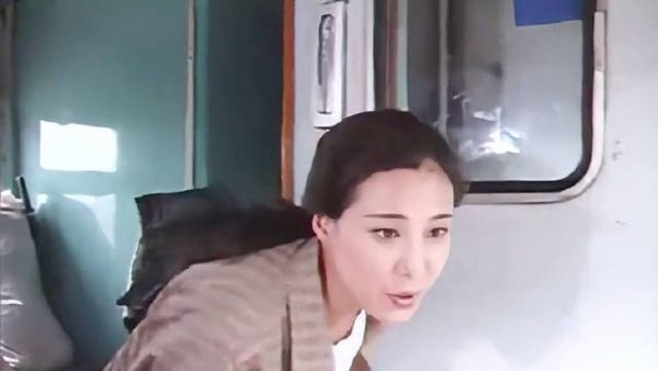 这个女警猛然发现，刚刚窜进车厢的那个男人，正是上级要抓的特务