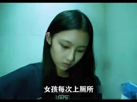女孩每次上厕所都会腾出一只手堵住厕所的门，因为家里有个姐夫