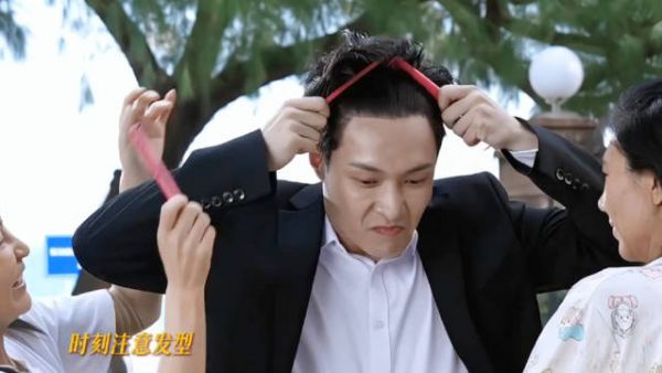 张艺兴和周星驰无厘头原来这么搭 以前一直觉得张艺兴是稳重帅气一类的…