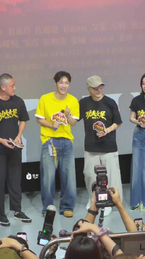 在星爷旁边完全是小孩子的艺兴