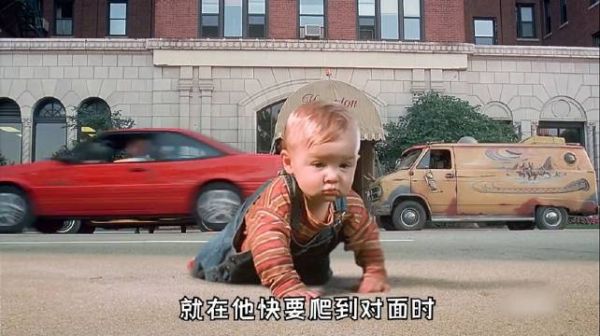 小孩智斗三劫匪当街上演搞笑戏码