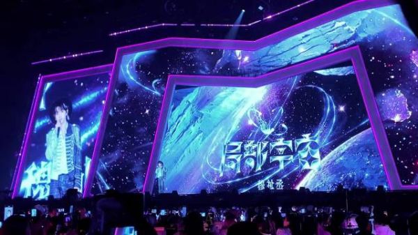 穆祉丞与粉丝橙粉海大合照，19日演唱会引期待