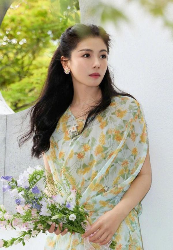 刘涛在接近半百的年纪依旧美得像少女一样，状态超好！