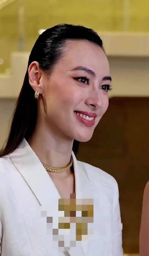 梁洛施耳高于眉引热议,网友翻出老话称富贵清醒