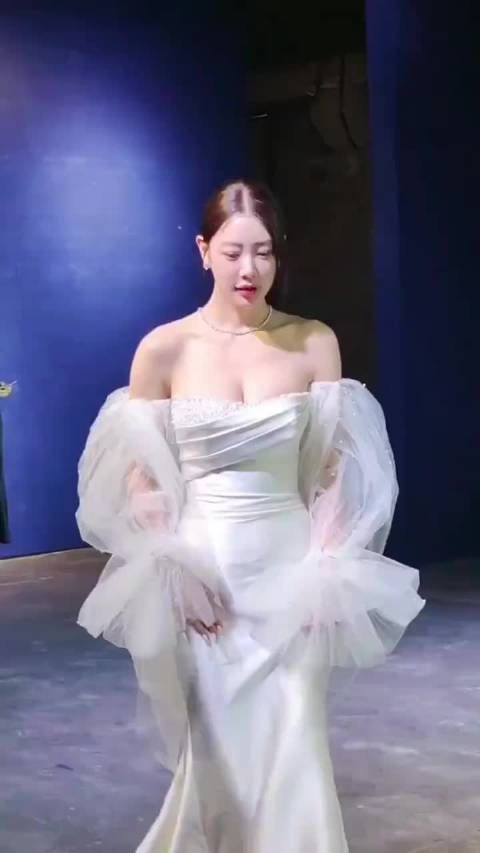 人群中一眼就看到的女生 美的好突出