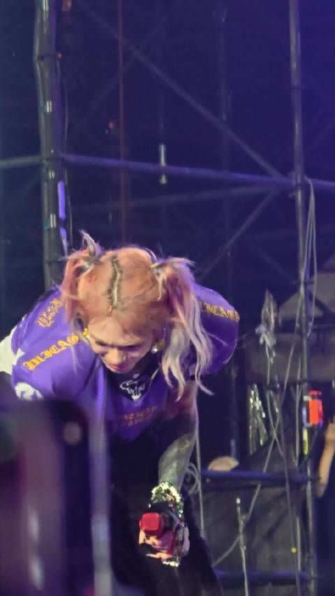 谁他妈往台上扔东西我真要骂人了