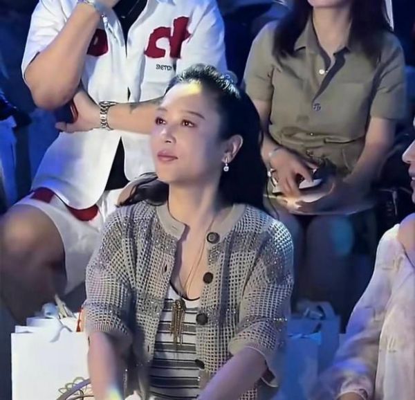 搜狐娱乐讯 近日，57岁的陈红现身线下活动观众席，她身穿浅灰镂空针织开衫，简约精致，端庄从容，尽显温润与贵气。