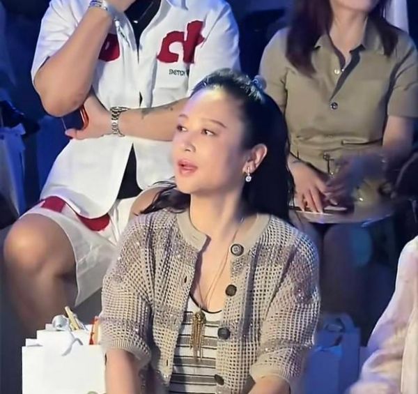 陈红温婉从容。