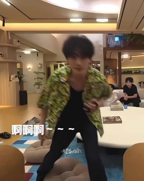 丁程鑫这小子小心点咯～ 瞅把何老师都吓到了