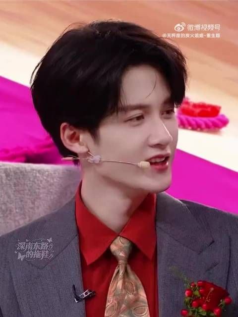 檀健次复刻尹天仇造型，综艺回归上演趣味婚礼
