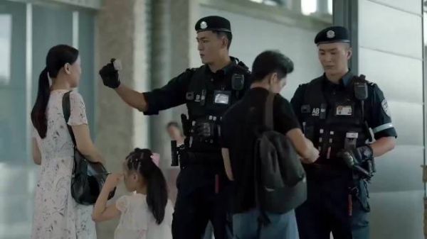 特警执勤偶遇前妻，看到儿子都长这么大，瞬间破防泪崩