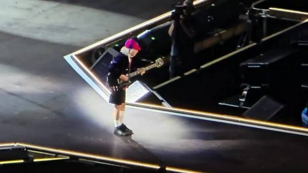 AC/DC北美巡演夏洛特站开唱，现场演绎Back in Black