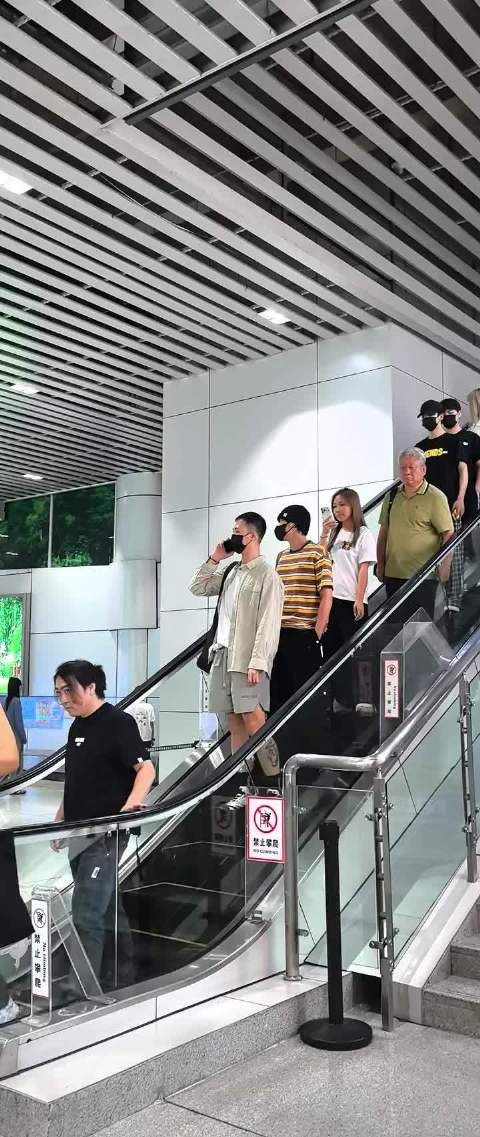 因为赢了剪刀石头布跟在两个人最后装接机粉饰的神秘女孩